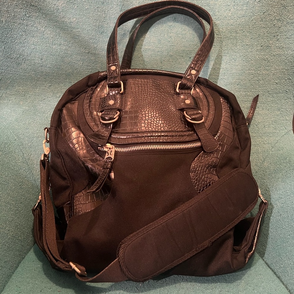 Lululemon athletica posh gym bag with fabulously lined interior with multiple po